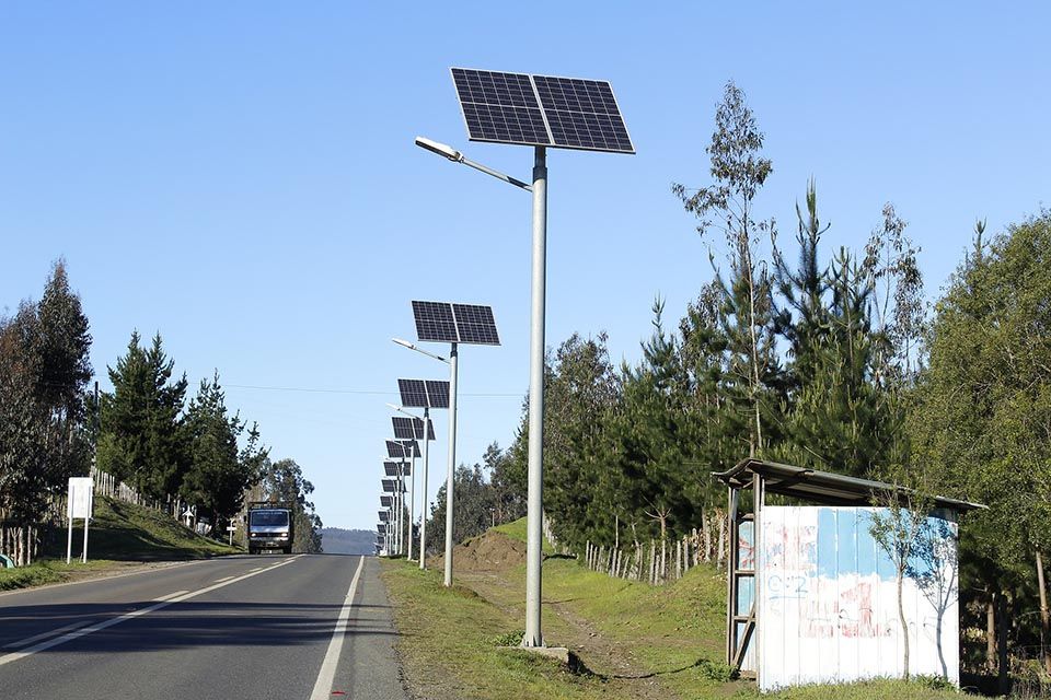 Beneficios de usar postes solares en el alumbrado público